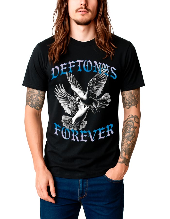 Osoba ubrana w koszulkę męską DEFTONES "Forever" - czarną koszulkę z napisem DEFTONES FOREVER i dwoma białymi gołębiami w locie nadrukowanymi z przodu.