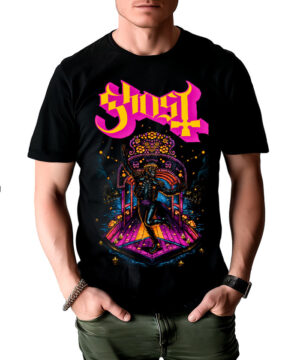 Mężczyzna w czarnej koszulce GHOST "Xochimilco" męskiej z grafiką.