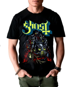 Osoba nosząca koszulkę GHOST "Ghoul castle" - czarną ze stylizowanym napisem Ghost i żywą gotycką grafiką przedstawiającą zamek i szkielety.
