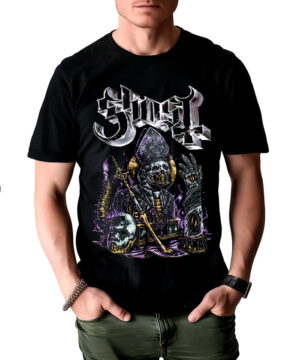 Mężczyzna ubrany w koszulkę GHOST "In perpetua" męską z grafiką - czarną koszulkę z odważnym wzorem przedstawiającym słowo Ghost i ilustrowany szkielet trzymający laskę.