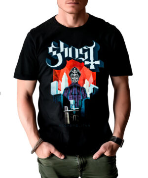 Osoba nosząca koszulkę męską GHOST "Necropolitan", przedstawiającą stylizowany szkielet w szatach na tle miasta z odważnym czerwonym geometrycznym tłem.