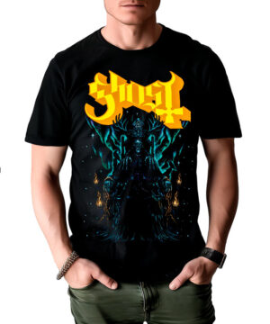 Mężczyzna ubrany w stylową czarną koszulkę GHOST "Solstace King" męską z grafiką.