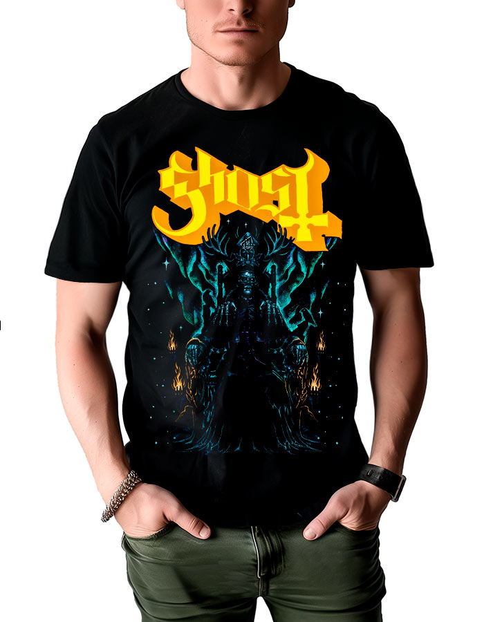 tshirt-muzyczny-meski-czarny-ghost-solstace-king Mężczyzna ubrany w stylową czarną koszulkę GHOST "Solstace King" męską z grafiką.
