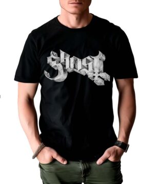 Osoba nosi czarną koszulkę GHOST "Stone sign" ze stylizowanym białym napisem Ghost, w połączeniu z zielonymi spodniami, na czystym białym tle.