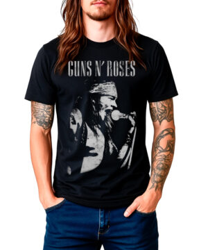 Czarna koszulka męska Guns N' Roses z grafiką Axl Rose trzymającego mikrofon, idealna dla fanów rocka, widoczne tatuaże.