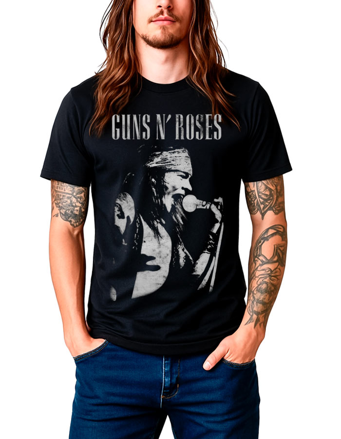 tshirt-muzyczny-meski-czarny-guns-and-roses-axl-rose Czarna koszulka męska Guns N' Roses z grafiką Axl Rose trzymającego mikrofon, idealna dla fanów rocka, widoczne tatuaże.