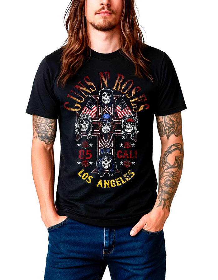 Czarna koszulka męska Guns N' Roses "Los Angeles cross", osoba z długimi włosami i tatuażami, do tego niebieskie jeansy.