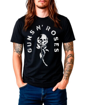 Czarna koszulka Guns N' Roses "Skull Rose" z czaszką i różą, noszona przez osobę z długimi brązowymi włosami.