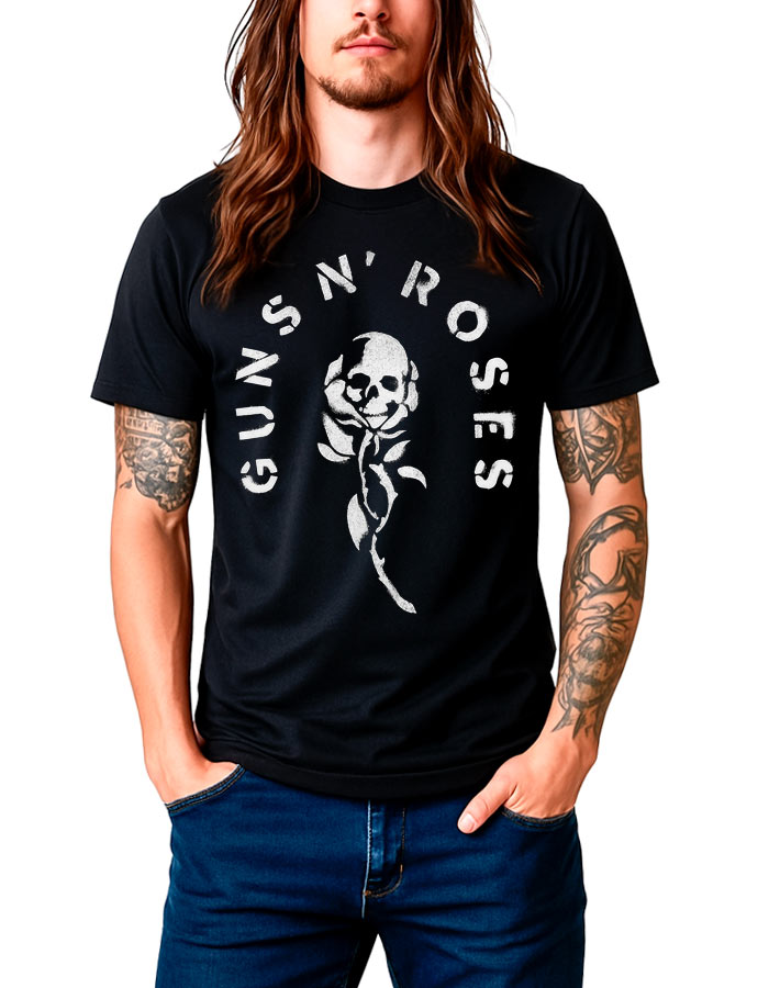 Czarna koszulka Guns N' Roses "Skull Rose" z czaszką i różą, noszona przez osobę z długimi brązowymi włosami.