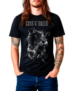 Czarna koszulka Guns N' Roses Slash z grafiką gitarzysty, prezentowana przez osobę z długimi włosami i tatuażami na białym tle.