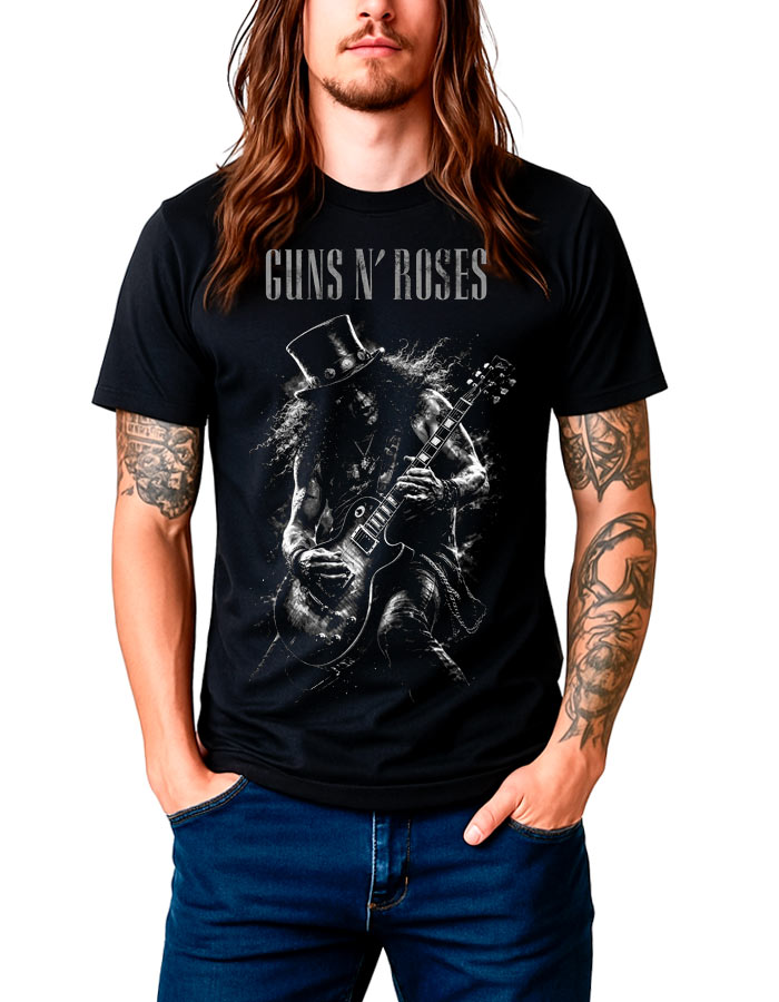 Czarna koszulka Guns N' Roses Slash z grafiką gitarzysty, prezentowana przez osobę z długimi włosami i tatuażami na białym tle.