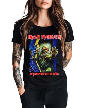 Czarna koszulka IRON MAIDEN "No prayer for the dying" z nadrukiem, noszona przez kobietę z długimi włosami i tatuażami.