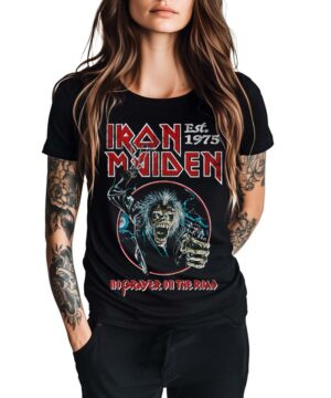 Czarna koszulka IRON MAIDEN "No prayer on the road" na osobę z tatuażami, do tego czarne spodnie, ręka w kieszeni.