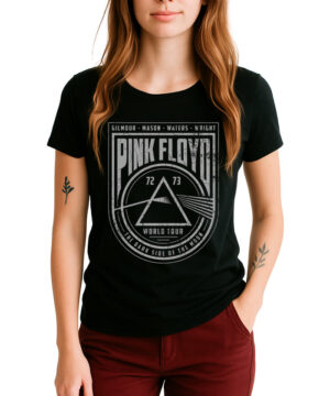 Kobieta w czarnej koszulce PINK FLOYD "72-73 World Tour" z motywem Dark Side of the Moon, burgundowe spodnie.