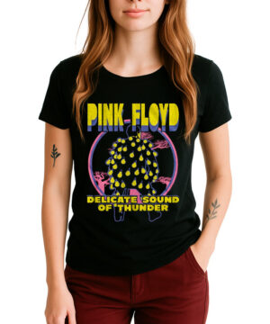 Czarna koszulka PINK FLOYD "Delicate Sound of Thunder" z żółto-różową grafiką, prezentowana przez osobę stojącą.