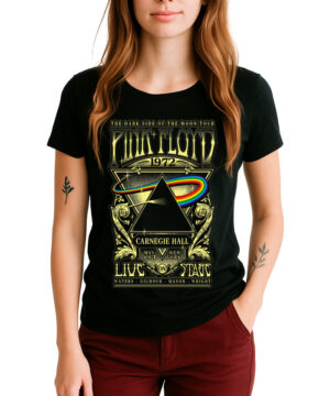 Osoba w czarnej koszulce PINK FLOYD z kolorowym motywem pryzmatu, napisem 1972, oraz w bordowych spodniach na białym tle.