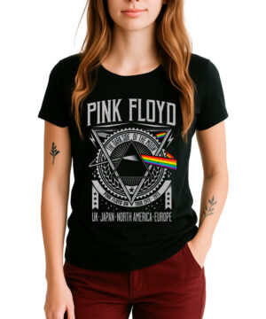 Czarna damska koszulka PINK FLOYD "The Dark Side of the Moon Tour 1972", modelka w bordowych spodniach, białe tło.
