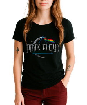 Czarna koszulka damska PINK FLOYD z okrągłym logo "The Dark Side of the Moon", modelka w czerwonych spodniach.