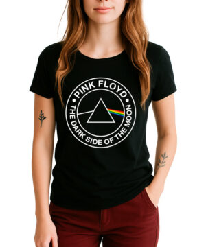 Kobieta w czarnej koszulce PINK FLOYD "The Dark Side of the Moon" i bordowych spodniach, z rękami w kieszeniach.