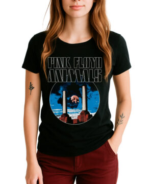 Czarna koszulka damska PINK FLOYD "Animals vintage" z grafiką fabryki, nieba i latającej świni, modelka z rękami w kieszeniach.