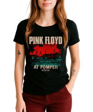 Czarna koszulka PINK FLOYD "At Pompeii" z czerwono-niebieskim nadrukiem, burgundowe spodnie damskie, ręce w kieszeniach.