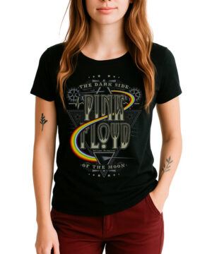 Czarna koszulka damska PINK FLOYD The Dark Side of the Moon z tęczowym wzorem, stylowa, na tle białym, widoczne czerwone spodnie.