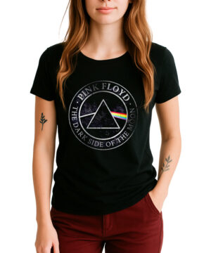 Kobieta w czarnym damskim t-shircie PINK FLOYD "Metal Sign" i czerwonych spodniach, stylizacja casual.