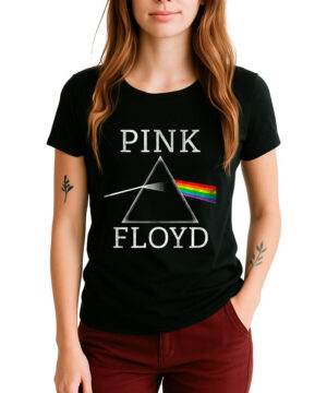 Czarna damska koszulka Pink Floyd Prism z nadrukiem pryzmatu i tęczy, widoczna od pasa w górę, kobieta z rękami w kieszeniach.