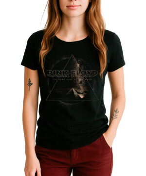 Czarna koszulka PINK FLOYD "Pyramids triangle" z czerwonymi spodniami, modelowana przez osobę z długimi włosami; ręce w kieszeniach.