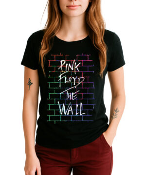 Koszulka damska PINK FLOYD The Wall, czarna, nadruk tęczowy mur i logo Pink Floyd The Wall. Modelka z długimi brązowymi włosami.