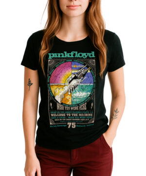 Czarna koszulka damska PINK FLOYD "Wish you were here tracklist" z kolorowym nadrukiem; kobieta w bordowych spodniach.