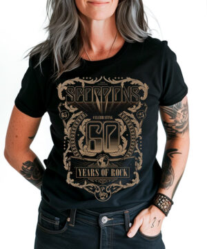 Czarna koszulka Scorpions z napisem "60 years of rock" i złotym, ozdobnym nadrukiem, noszona przez osobę w dżinsach.