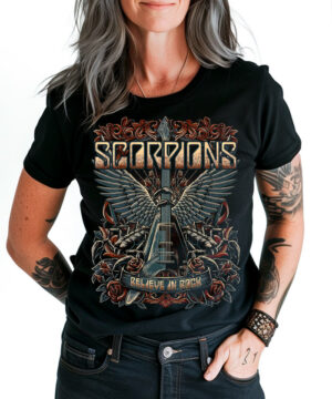 Czarna koszulka męska Scorpions "Believe in rock" z grafiką skrzydlonej gitary, róż i ozdobnych detali.
