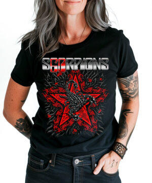 Czarna koszulka Scorpions "Blowing in the wind" z czerwonymi grafikami gwiazdy i skorpiona, prezentowana przez modela.