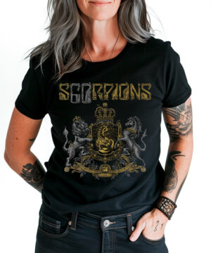 Czarna koszulka męska Scorpions "Hannover crest" ze złotym, herbowym nadrukiem, prezentowana przez osobę z tatuażami.