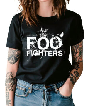 Czarna damska koszulka FOO FIGHTERS "Devil" z białym nadrukiem, widoczne tatuaże na ramionach, dłonie w kieszeniach jeansów.