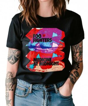 Czarna koszulka FOO FIGHTERS z kolorowym napisem i abstrakcyjną grafiką z okładki Medicine at Midnight, prezentowana na osobie.