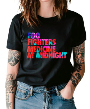 Czarna koszulka damska FOO FIGHTERS "Medicine at Midnight sign" z kolorowym nadrukiem, prezentowana przez osobę z tatuażami na rękach.