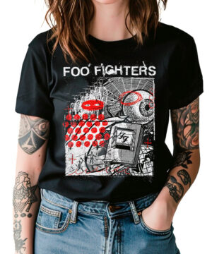 Czarna damska koszulka FOO FIGHTERS "Twoja ulubiona zabawka" z czerwono-biało-czarnym nadrukiem, noszona do jeansów.