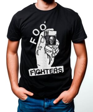 Czarna koszulka męska FOO FIGHTERS z nadrukiem ręki trzymającej zapalniczkę i czaszką, model "Wybierz swój kolor".