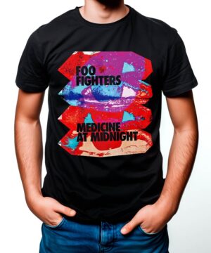 Czarna koszulka FOO FIGHTERS z kolorową grafiką i tytułem albumu "Medicine at Midnight" na przodzie.