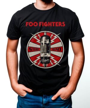 Czarna koszulka FOO FIGHTERS "Stereo Sound" z czerwono-białym, retro nadrukiem stereo. Koszulka męski, klasyczny krój.