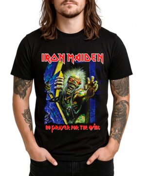 Czarna koszulka IRON MAIDEN "No prayer for the dying" z grafiką albumu i czerwonym logo zespołu, noszona przez osobę z tatuażami.