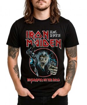 Czarna koszulka IRON MAIDEN "No Prayer on the Road" z grafiką potwora, napisem "Est. 1975"; model z długimi włosami i tatuażami.