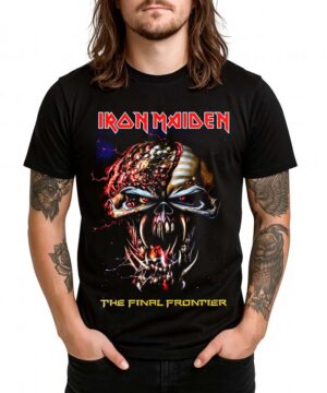 Czarna koszulka IRON MAIDEN "The Final Frontier" z kosmicznym motywem i grafiką czaszki inspirowaną sci-fi.