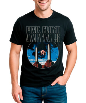Czarna koszulka męska z grafiką PINK FLOYD "Animals vintage" - okładka albumu z latającą świnią nad elektrownią, model uśmiechnięty.