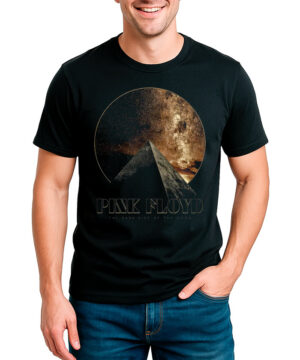 Czarna koszulka męska Pink Floyd z nadrukiem pryzmatu, tejczy i napisu The Dark Side of the Moon na tle kosmicznym.