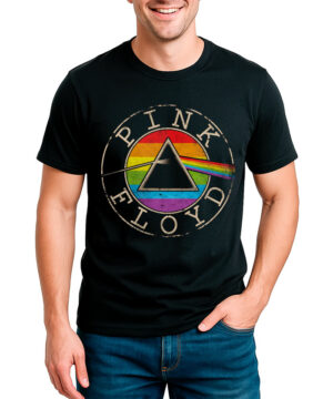 Czarna koszulka męska Pink Floyd z tęczowym logo prismy i przetartym napisem, widoczna całość na modelu.
