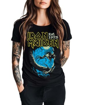 Koszulka damska IRON MAIDEN Fear of the Dark Anniversary, czarna z niebiesko-żółtym nadrukiem, noszona przez kobietę.