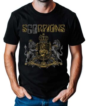 Czarna koszulka męska Scorpions z napisem "Scorpions" i złotym ziołem Hannover, ozdobiona dwoma lwami.